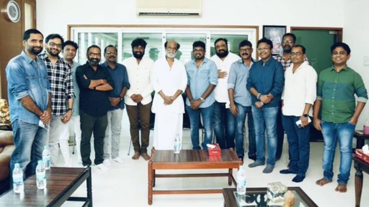 அரைசதம் அடித்த அண்ணாத்த!! மகிழ்ச்சியில் பஞ்ச் டயலாக் பேசி.... படக்குழுவுக்கு சர்ப்ரைஸ் கிப்ட் கொடுத்த ரஜினி அரைசதம் அடித்த அண்ணாத்த!! மகிழ்ச்சியில் பஞ்ச் டயலாக் பேசி.... படக்குழுவுக்கு சர்ப்ரைஸ் கிப்ட் கொடுத்த ரஜினி