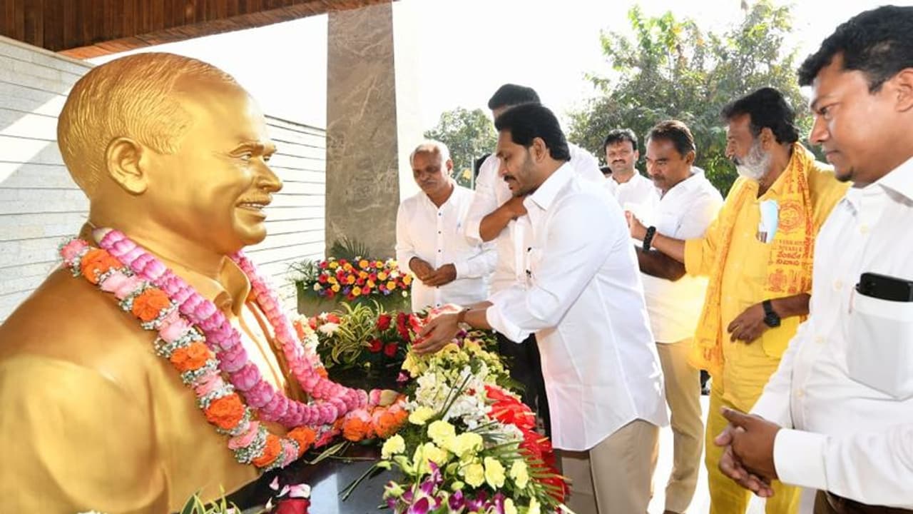 వైఎస్సార్ జయంతి .. ఇడుపులపాయలో రాజశేఖర్ రెడ్డికి వైఎస్ జగన్, విజయమ్మ నివాళులు