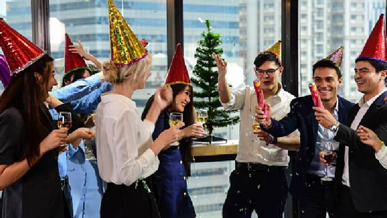 New Year Celebration at Home: নববর্ষের আমেজ পান বাড়িতেই, জানুন বাড়ি বসে উদযাপনের উপায় New Year Celebration at Home: নববর্ষের আমেজ পান বাড়িতেই, জানুন বাড়ি বসে উদযাপনের উপায়