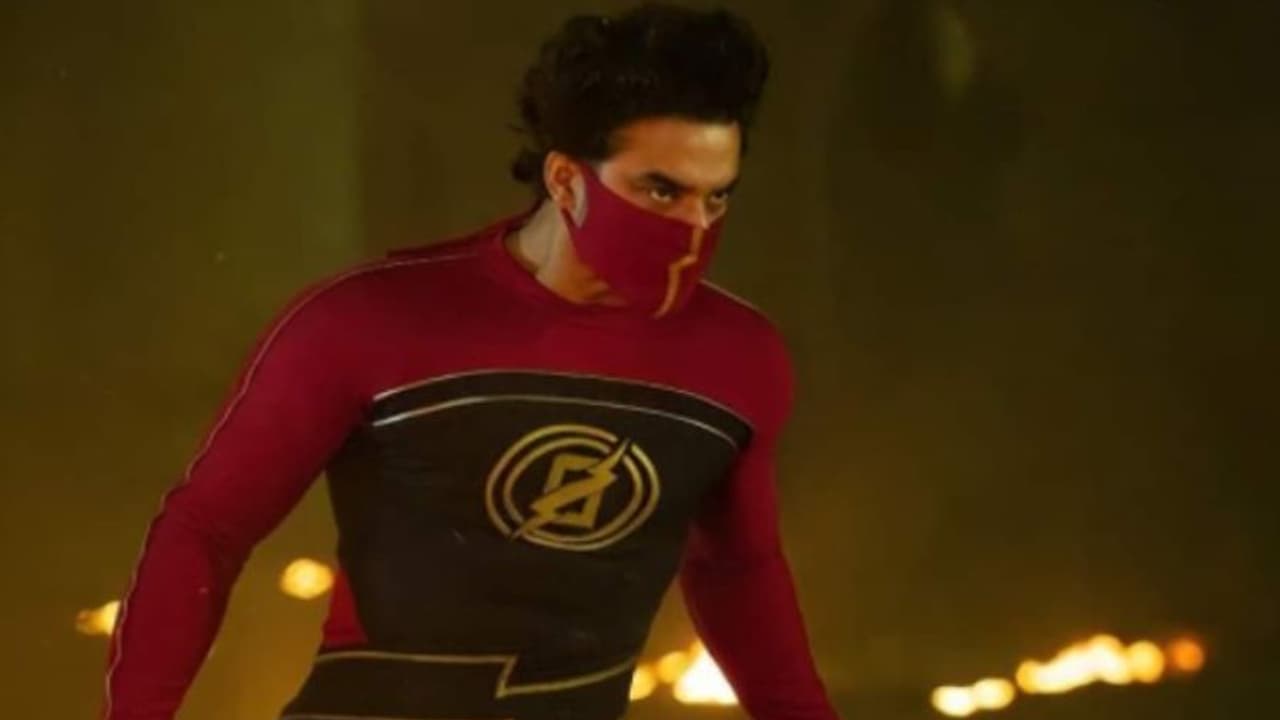 Minnal Murali review : സൂപ്പറാണ് ബേസിലിന്റെ 'മിന്നല് മുരളി' റിവ്യു Minnal Murali review : സൂപ്പറാണ് ബേസിലിന്റെ 'മിന്നല് മുരളി' റിവ്യു