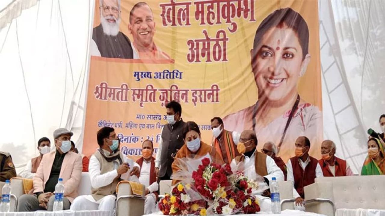 रैली में पहुंची महिलाओं को स्मृति ईरानी ने बताया कांग्रेसी, विपक्षी नेता ने कसा तंज रैली में पहुंची महिलाओं को स्मृति ईरानी ने बताया कांग्रेसी, विपक्षी नेता ने कसा तंज