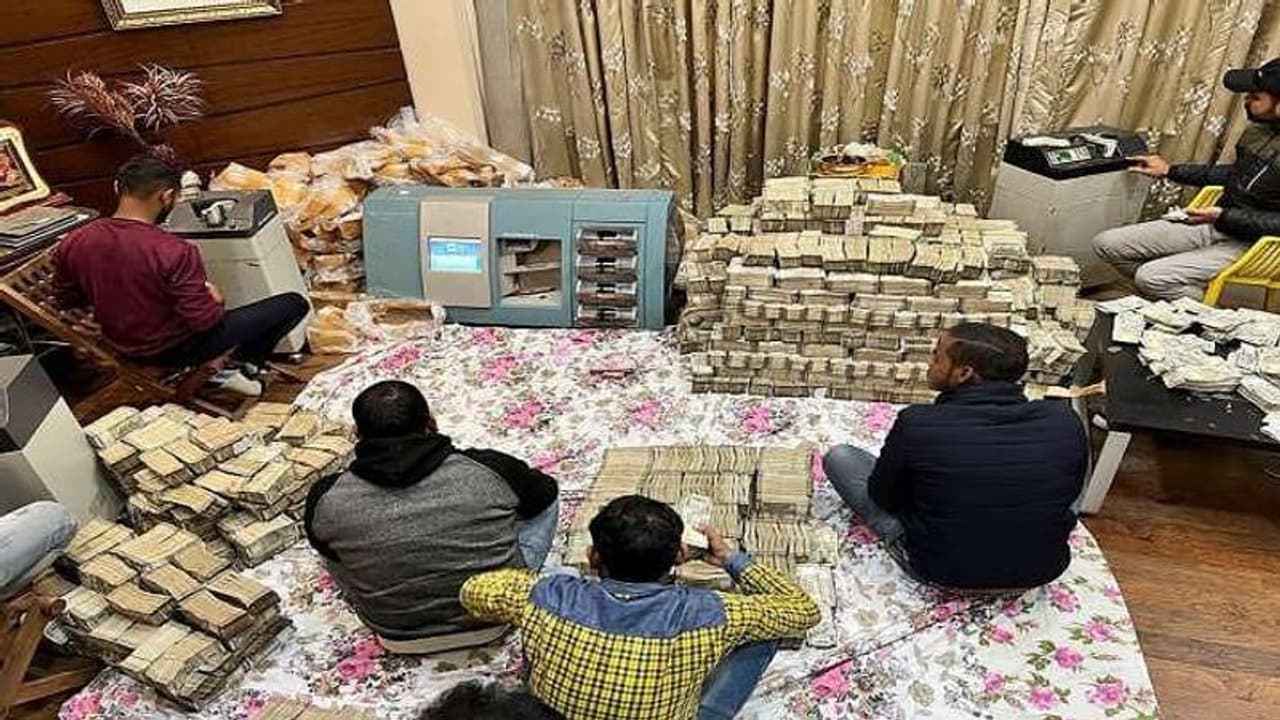 ஒரே பிரோவில் எடுக்கப்பட்ட 150 கோடி ரூபாய்.. எண்ண முடியாமல் திணறும் கட்டுகட்டாக சிக்கிய கரன்சி நோட்டுகள் ஒரே பிரோவில் எடுக்கப்பட்ட 150 கோடி ரூபாய்.. எண்ண முடியாமல் திணறும் கட்டுகட்டாக சிக்கிய கரன்சி நோட்டுகள்