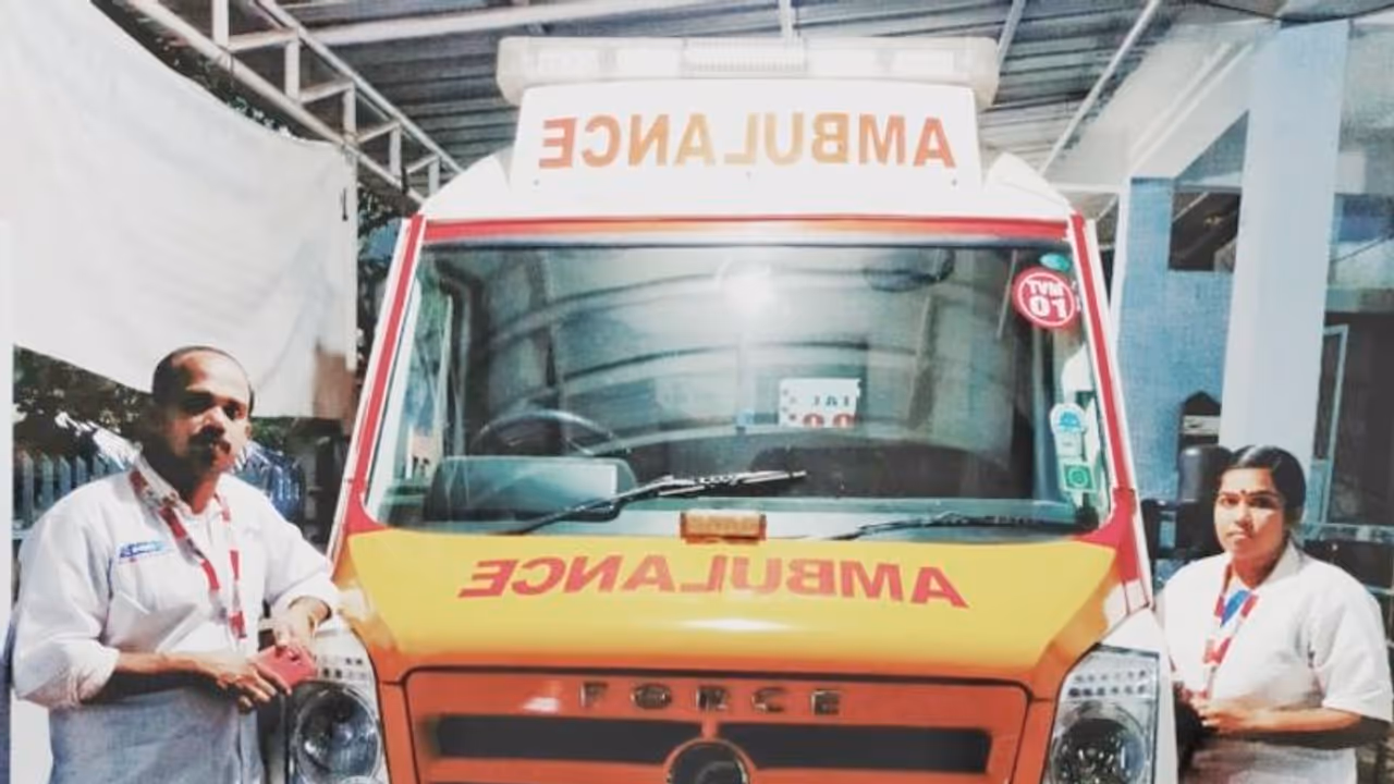 ആശുപത്രി വഴിമധ്യേ ആദിവാസി യുവതിക്ക് കനിവ് 108 ആംബുലൻസ് ജീവനക്കാരുടെ പരിചരണത്തിൽ സുഖപ്രസവം ആശുപത്രി വഴിമധ്യേ ആദിവാസി യുവതിക്ക് കനിവ് 108 ആംബുലൻസ് ജീവനക്കാരുടെ പരിചരണത്തിൽ സുഖപ്രസവം