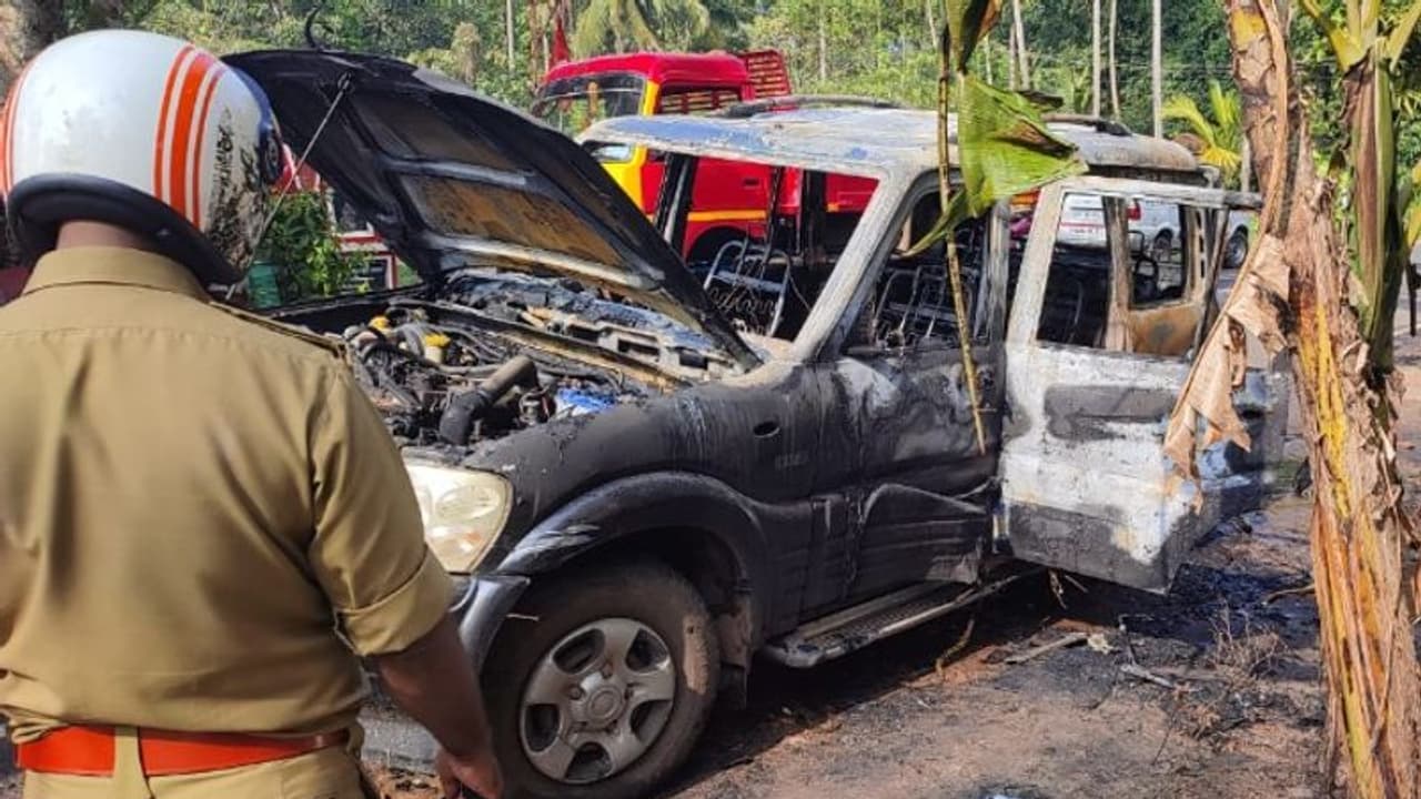 Car caught fire : കായംകുളത്ത് നിർത്തിയിട്ട കാറിൽ നിന്ന് പുക, പിന്നാലെ ആളിപ്പടർന്ന് തീ, വാഹനം കത്തിയമർന്നു Car caught fire : കായംകുളത്ത് നിർത്തിയിട്ട കാറിൽ നിന്ന് പുക, പിന്നാലെ ആളിപ്പടർന്ന് തീ, വാഹനം കത്തിയമർന്നു