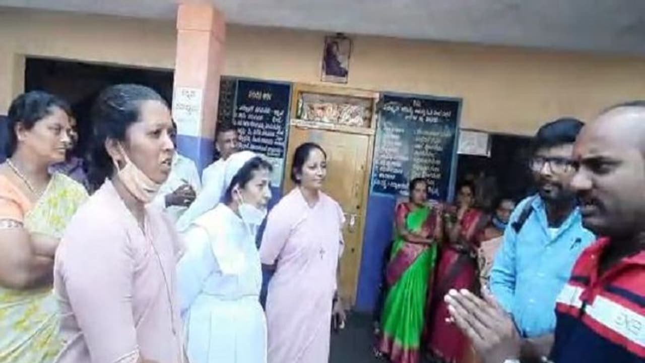 Conversion Row : 'ಕ್ರಿಸ್‌ ಮಸ್ ಮಾಡಲೇಬೇಕು' ಮಂಡ್ಯದ ಶಾಲೆಗೆ ಹಿಂದು ಸಂಘಟನೆ ಮುತ್ತಿಗೆ