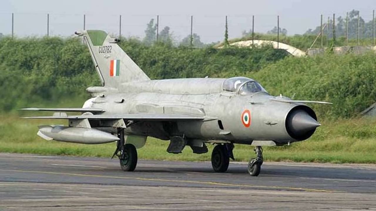 MIG 21 को यूं ही नहीं कहते उड़ता हुआ ताबूत, अब तक ले चुका है 200 से अधिक पायलटों की जान MIG 21 को यूं ही नहीं कहते उड़ता हुआ ताबूत, अब तक ले चुका है 200 से अधिक पायलटों की जान