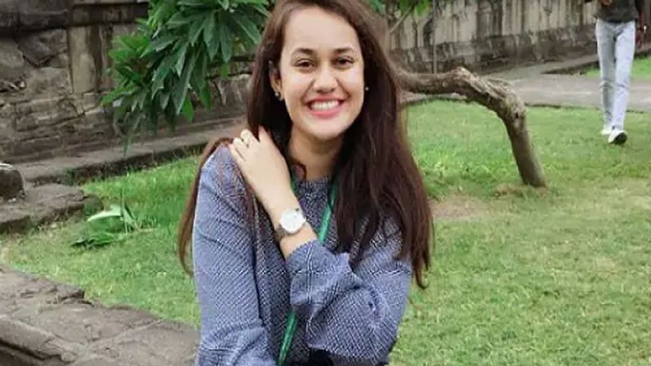 ಸಾಮಾಜಿಕ ಜಾಲತಾಣದಲ್ಲಿ ಐಎಎಸ್ ಅಧಿಕಾರಿ ಟೀನಾ ದಾಬಿ ಹೆಸರಲ್ಲಿ ವಂಚಿಸಲು ಯತ್ನಿಸಿದ ವ್ಯಕ್ತಿ ಬಂಧನ ಸಾಮಾಜಿಕ ಜಾಲತಾಣದಲ್ಲಿ ಐಎಎಸ್ ಅಧಿಕಾರಿ ಟೀನಾ ದಾಬಿ ಹೆಸರಲ್ಲಿ ವಂಚಿಸಲು ಯತ್ನಿಸಿದ ವ್ಯಕ್ತಿ ಬಂಧನ