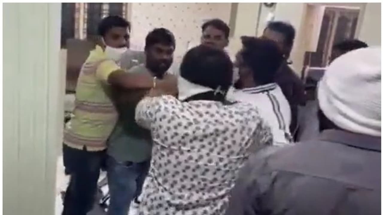 తీన్మార్ మల్లన్నపై టీఆర్ఎస్ కార్యకర్తల దాడి.. మల్లన్న ఏం అన్నాడంటే?.. వీడియో వైరల్ తీన్మార్ మల్లన్నపై టీఆర్ఎస్ కార్యకర్తల దాడి.. మల్లన్న ఏం అన్నాడంటే?.. వీడియో వైరల్