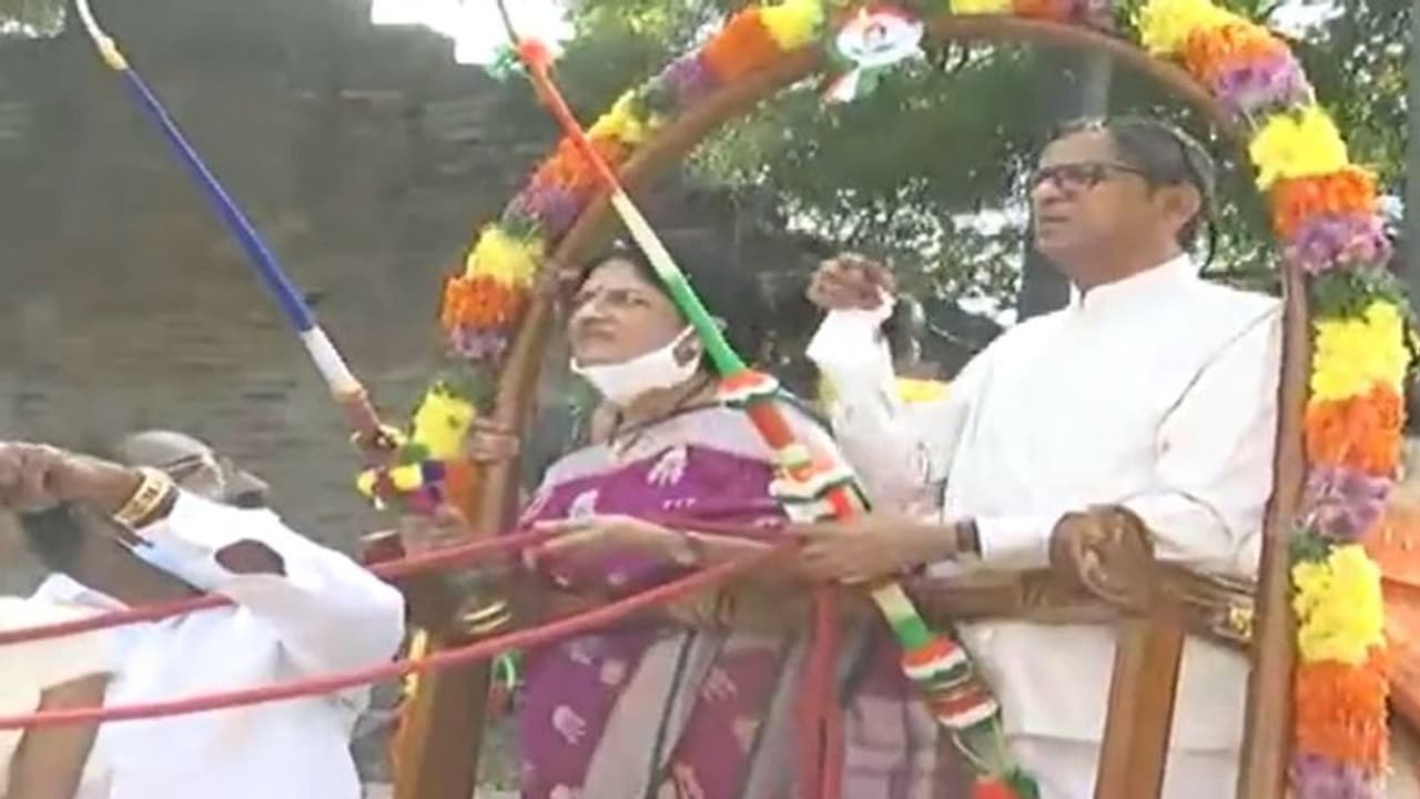 पैतृक गांव पहुंचे Chief Justice N V Ramana बैलगाड़ी पर बैठकर घूमे, लोगों ने की फूलों की बारिश