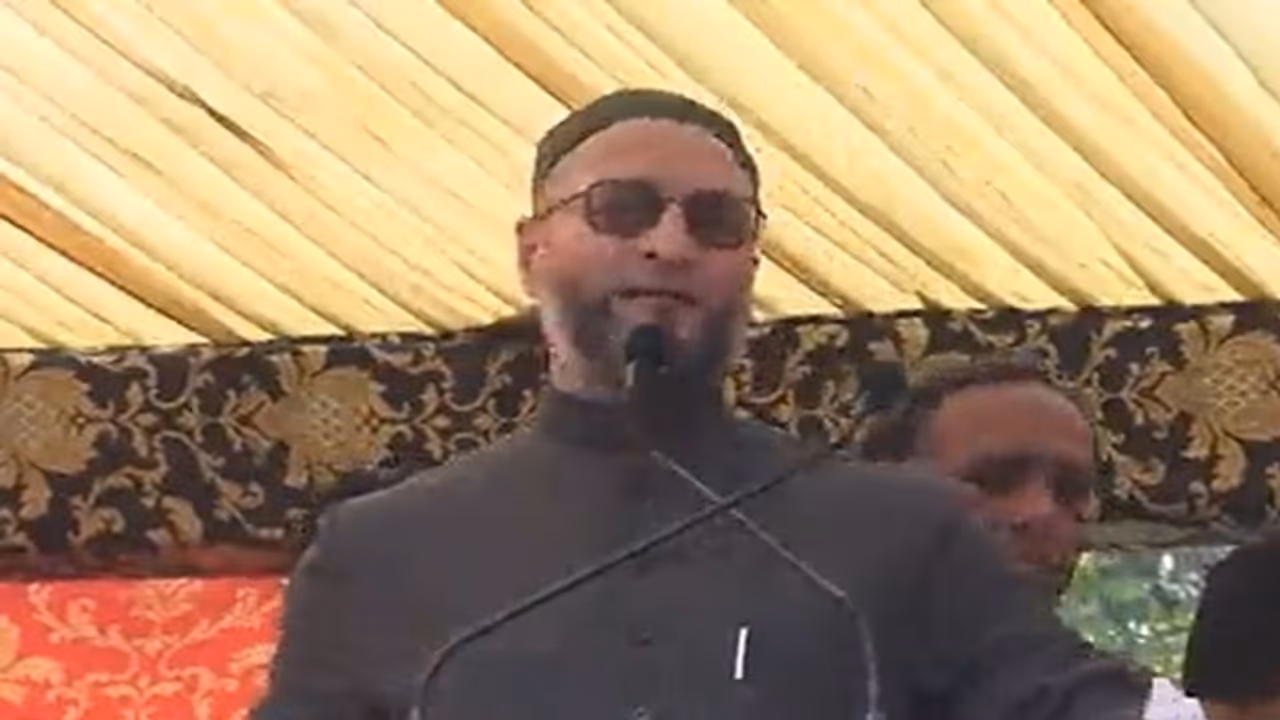 असदुद्दीन ओवैसी ने UP Police को दी धमकी, विवाद बढ़ा तो दी यह सफाई असदुद्दीन ओवैसी ने UP Police को दी धमकी, विवाद बढ़ा तो दी यह सफाई