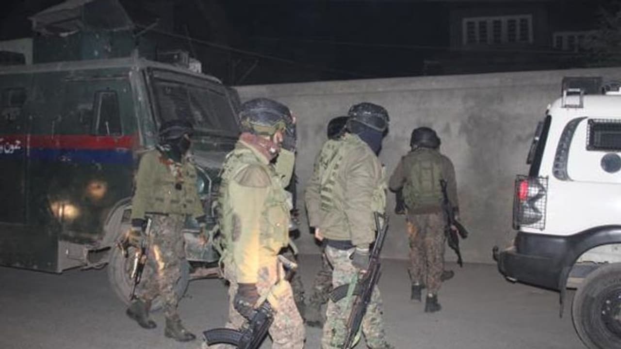 जम्मू कश्मीर में फिर आतंकवादियों से मुठभेड़; शोपियां में 2 दहशतगर्दों को सुरक्षाबलों ने मार गिराया