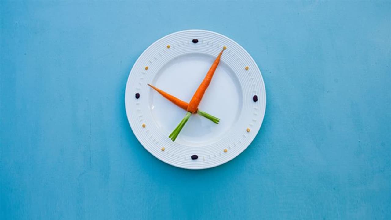 Healthy lifestyle: ब्रेकफास्ट लंच और डिनर का भी होता है एक सही समय, घड़ी में इतने बजते ही ना खाएं 1 दाना