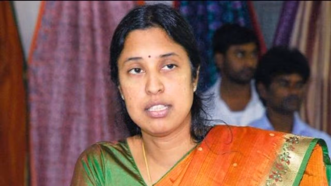 సీనియర్ ఐఎఎస్ అధికారి శ్రీలక్ష్మికి ఊరట:ఓఎంసీ కేసులో అభియోగాల కొట్టివేత సీనియర్ ఐఎఎస్ అధికారి శ్రీలక్ష్మికి ఊరట:ఓఎంసీ కేసులో అభియోగాల కొట్టివేత