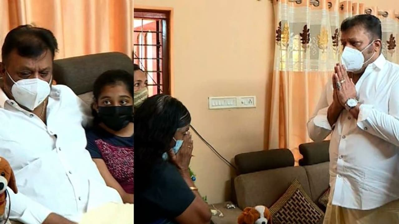 അച്ഛനെന്ന നിലയിൽ വേദന സഹിക്കാൻ വയ്യ, ആരുടെ കാലിലും വീഴാം, രാഷ്ട്രീയ കൊലപാതകങ്ങൾ അവസാനിപ്പിക്കൂ: സുരേഷ് ഗോപി അച്ഛനെന്ന നിലയിൽ വേദന സഹിക്കാൻ വയ്യ, ആരുടെ കാലിലും വീഴാം, രാഷ്ട്രീയ കൊലപാതകങ്ങൾ അവസാനിപ്പിക്കൂ: സുരേഷ് ഗോപി