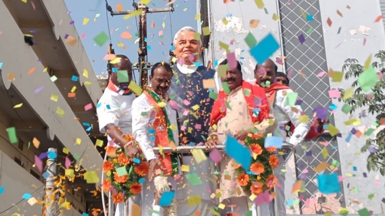 అటల్ బిహారీ వాజ్ పేయి విగ్రహాన్ని ఆవిష్కరించిన ఈటెల రాజేందర్ (వీడియో) అటల్ బిహారీ వాజ్ పేయి విగ్రహాన్ని ఆవిష్కరించిన ఈటెల రాజేందర్ (వీడియో)