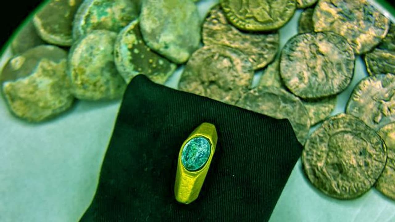 Ancient Treasures : ക്രിസ്തുവിന്റെ കാലത്തെ കോടികള് വിലമതിക്കുന്ന നിധി കണ്ടെത്തി Ancient Treasures : ക്രിസ്തുവിന്റെ കാലത്തെ കോടികള് വിലമതിക്കുന്ന നിധി കണ്ടെത്തി