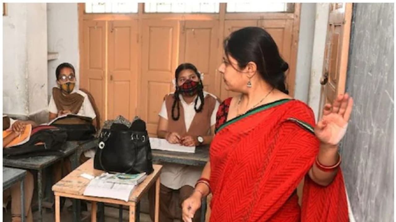 Central Universities : കേന്ദ്ര സർവ്വകലാശാലകളിൽ ഒഴിഞ്ഞു കിടക്കുന്നത് പകുതിയോളം SC, ST അധ്യാപക തസ്തികകൾ Central Universities : കേന്ദ്ര സർവ്വകലാശാലകളിൽ ഒഴിഞ്ഞു കിടക്കുന്നത് പകുതിയോളം SC, ST അധ്യാപക തസ്തികകൾ