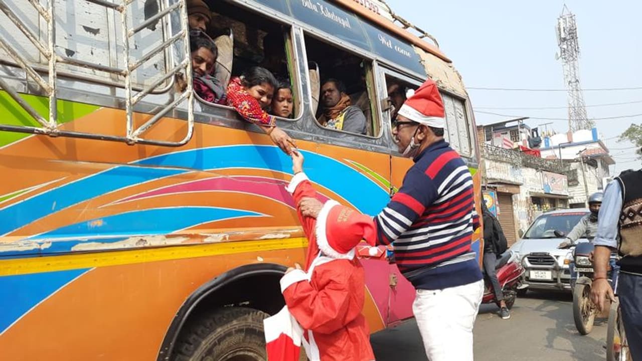 Christmas 2021: ঘাটালে স্যান্টার ভূমিকায় প্রশাসনিক আধিকারিকরা, ফুটপাথবাসীদের বিলি শীতবস্ত্র কেক