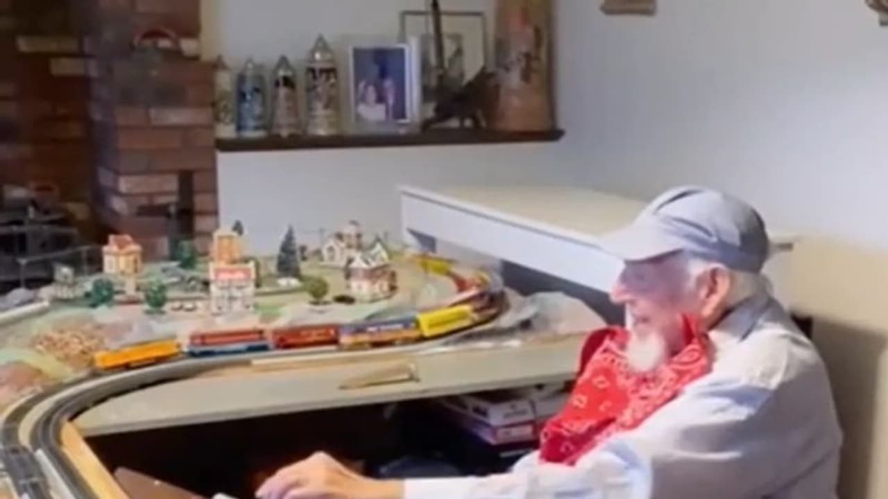 Viral Video : ടോയ് ട്രെയിന്‍ കളിക്കുന്ന വയോധികന്‍; ക്യൂട്ട് വീഡിയോ എന്ന് സൈബര്‍ ലോകം