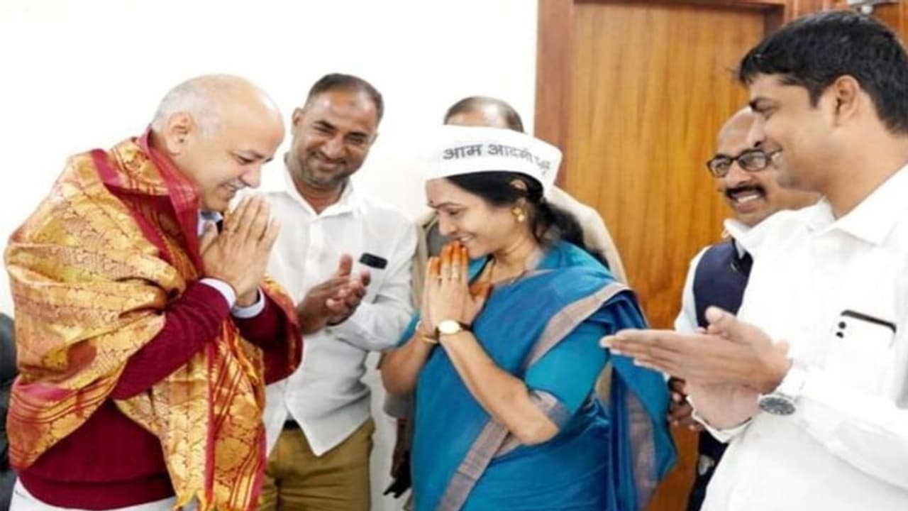 ఆమ్ ఆద్మీ పార్టీలో చేరిన ఇందిరా శోభన్.. బీజేపీ, టీఆర్‌ఎస్ ఒకటేనంటూ కామెంట్..