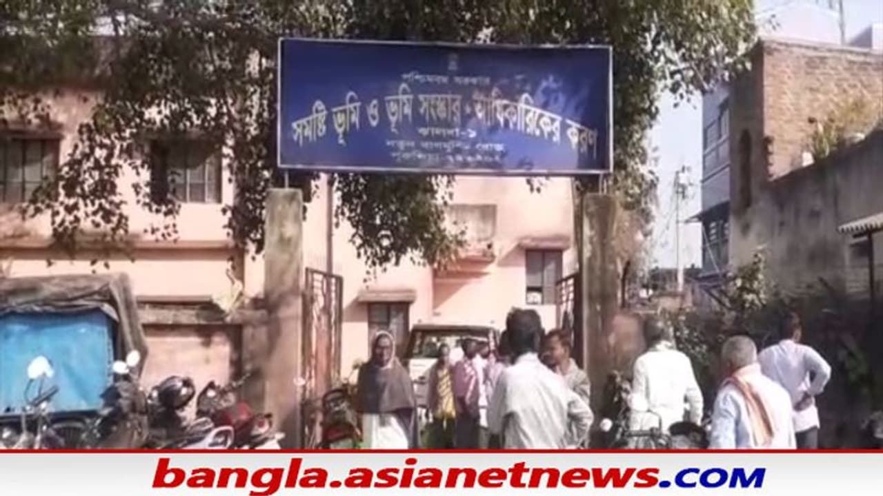 জ্যান্ত বাবাকে ‘কাগজেই’ মেরে ফেলল ছেলে, ভুয়ো ডেথ সার্টিফিকেটেই রের্কড হল একর জমি জ্যান্ত বাবাকে ‘কাগজেই’ মেরে ফেলল ছেলে, ভুয়ো ডেথ সার্টিফিকেটেই রের্কড হল একর জমি