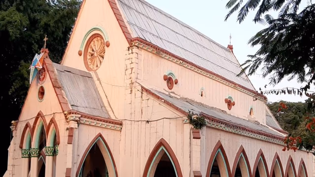 Christmas: इसे कहा जाता है एशिया का सबसे अच्छा चर्च, 27 साल में बनकर हुआ था तैयार, जानें क्या है इसका इतिहास Christmas: इसे कहा जाता है एशिया का सबसे अच्छा चर्च, 27 साल में बनकर हुआ था तैयार, जानें क्या है इसका इतिहास