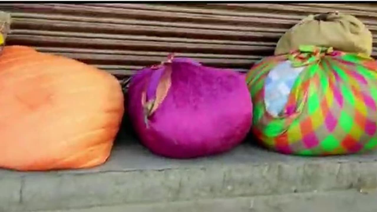 ఐదు చీరలకు ఒక పాత్ర.. స్టీల్ సామాను షాపుల్లోకి బతుకమ్మ సారె, వీడియో వైరల్ ఐదు చీరలకు ఒక పాత్ర.. స్టీల్ సామాను షాపుల్లోకి బతుకమ్మ సారె, వీడియో వైరల్