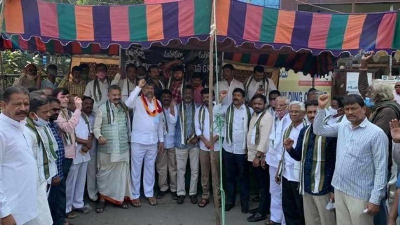 చేనేత వస్త్రాలపై జీఎస్టీని పూర్తి ర‌ద్దు చేయాలి.. చేనేత, ప‌ద్మ‌శాలీ సంఘాల మహాధర్నా