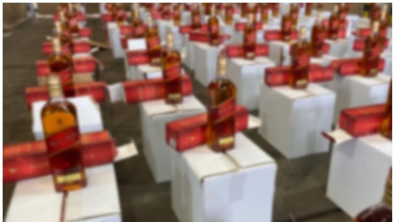 Gulf News : മൂന്ന് മാസമായി അന്വേഷിച്ച് ആരുമെത്താത്ത കണ്ടെയ്നറില് ആയിരത്തിലധികം കുപ്പി മദ്യം Gulf News : മൂന്ന് മാസമായി അന്വേഷിച്ച് ആരുമെത്താത്ത കണ്ടെയ്നറില് ആയിരത്തിലധികം കുപ്പി മദ്യം