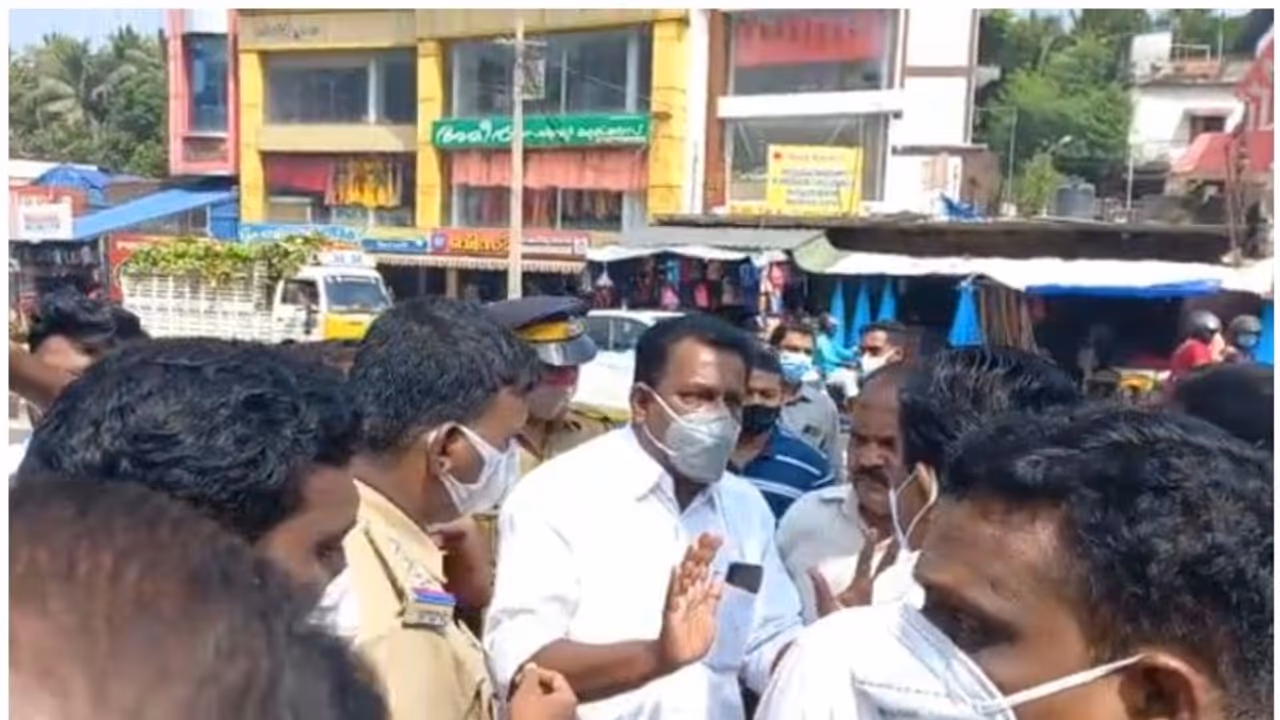 ആധുനിക ബസ് കാത്തിരിപ്പ് കേന്ദ്രത്തിന്റെ നിര്മാണം സിപിഎം തടഞ്ഞെന്ന് ആരോപണം ആധുനിക ബസ് കാത്തിരിപ്പ് കേന്ദ്രത്തിന്റെ നിര്മാണം സിപിഎം തടഞ്ഞെന്ന് ആരോപണം