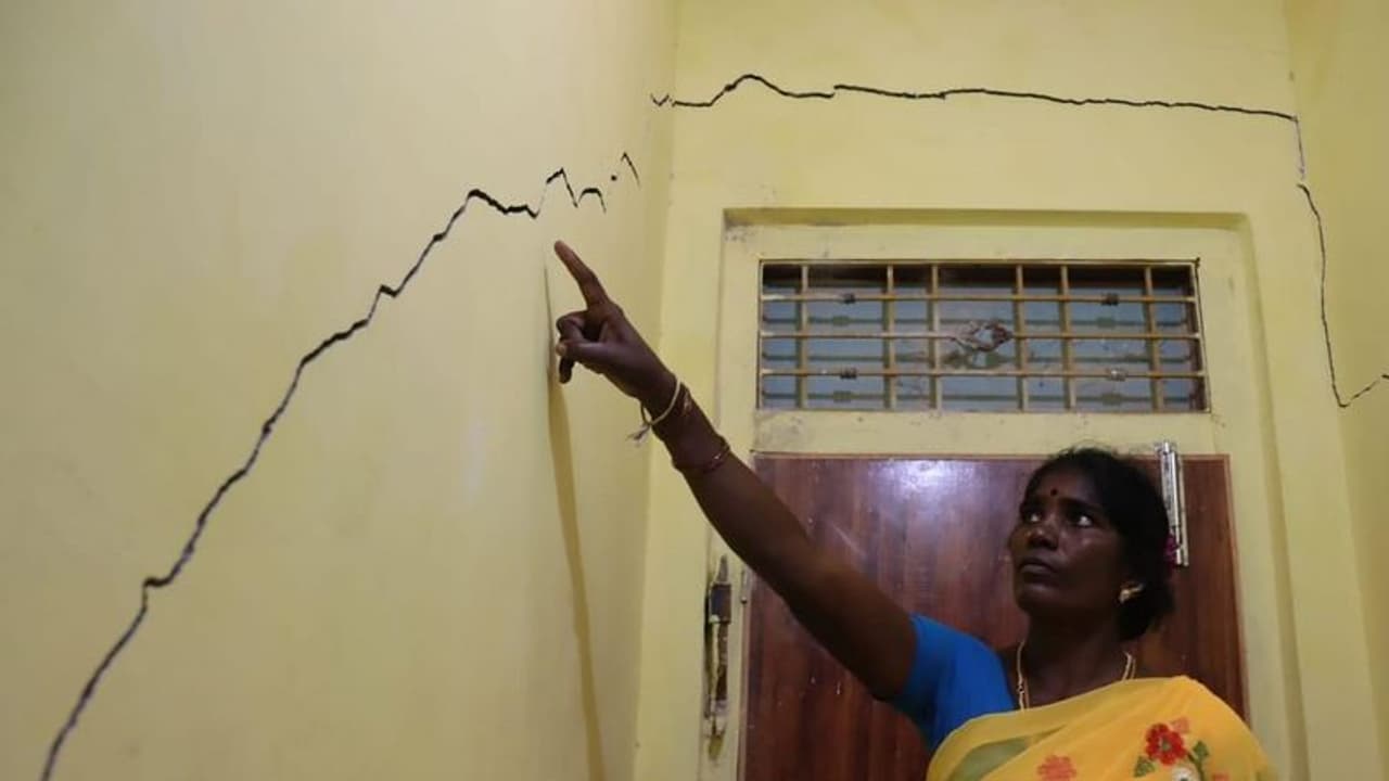 #Breaking:ஆய்வு செய்யும் போதே அதிர்வு.. வீடுகளில் விரிசல்.. வருவாய் துறை தகவல் #Breaking:ஆய்வு செய்யும் போதே அதிர்வு.. வீடுகளில் விரிசல்.. வருவாய் துறை தகவல்