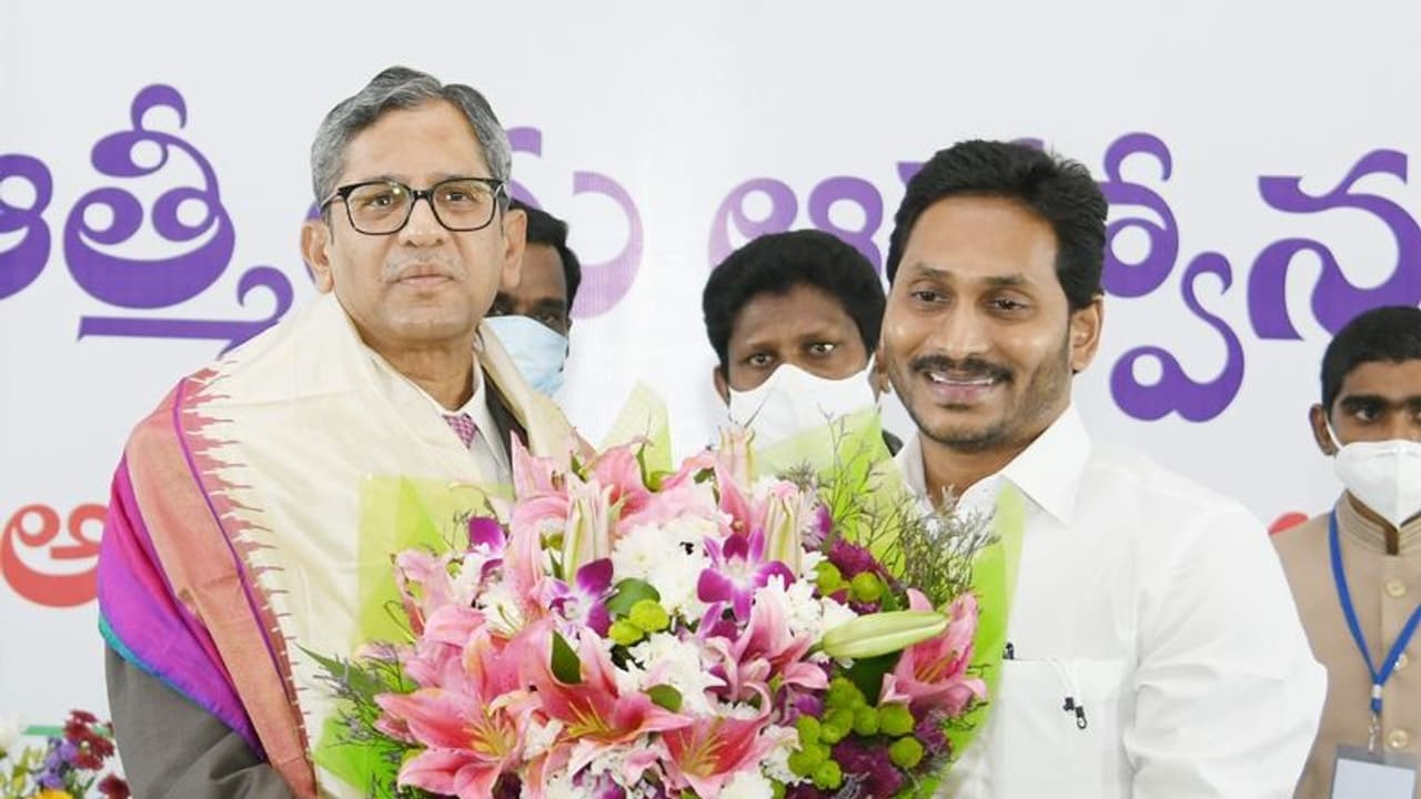 రేపు విజయవాడకు జస్టిస్ ఎన్వీ రమణ.. ఒకే వేదికపైకి సీజేఐ , సీఎం జగన్ రేపు విజయవాడకు జస్టిస్ ఎన్వీ రమణ.. ఒకే వేదికపైకి సీజేఐ , సీఎం జగన్