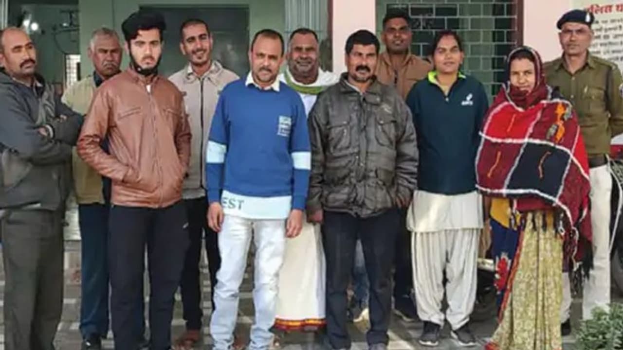 शर्मनाक: शादी के एक माह बाद दुल्हन से देवर ने किया रेप, फिर नाना फूफा और बड़े सुसर ने 45 दिन तक की हैवानियत शर्मनाक: शादी के एक माह बाद दुल्हन से देवर ने किया रेप, फिर नाना फूफा और बड़े सुसर ने 45 दिन तक की हैवानियत