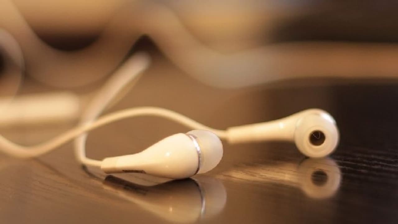 ഇയർ ഫോണുകൾ അമിതമായി ഉപയോ​ഗിച്ചാൽ ഉണ്ടാകുന്ന ആരോ​ഗ്യപ്രശ്നങ്ങൾ