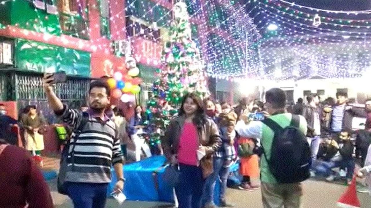 Christmas Celebration at Bow Barracks: বড়দিনের আমেজে জমজমাট বো ব্যারাক, সেলফিতে মাতল শহরবাসী