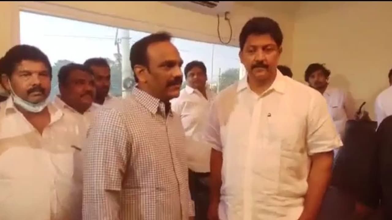 చంద్రబాబుకు షాక్ తప్పదా...? వంగవీటి రాధతో వల్లభనేని వంశీ భేటీ (వీడియో) చంద్రబాబుకు షాక్ తప్పదా...? వంగవీటి రాధతో వల్లభనేని వంశీ భేటీ (వీడియో)