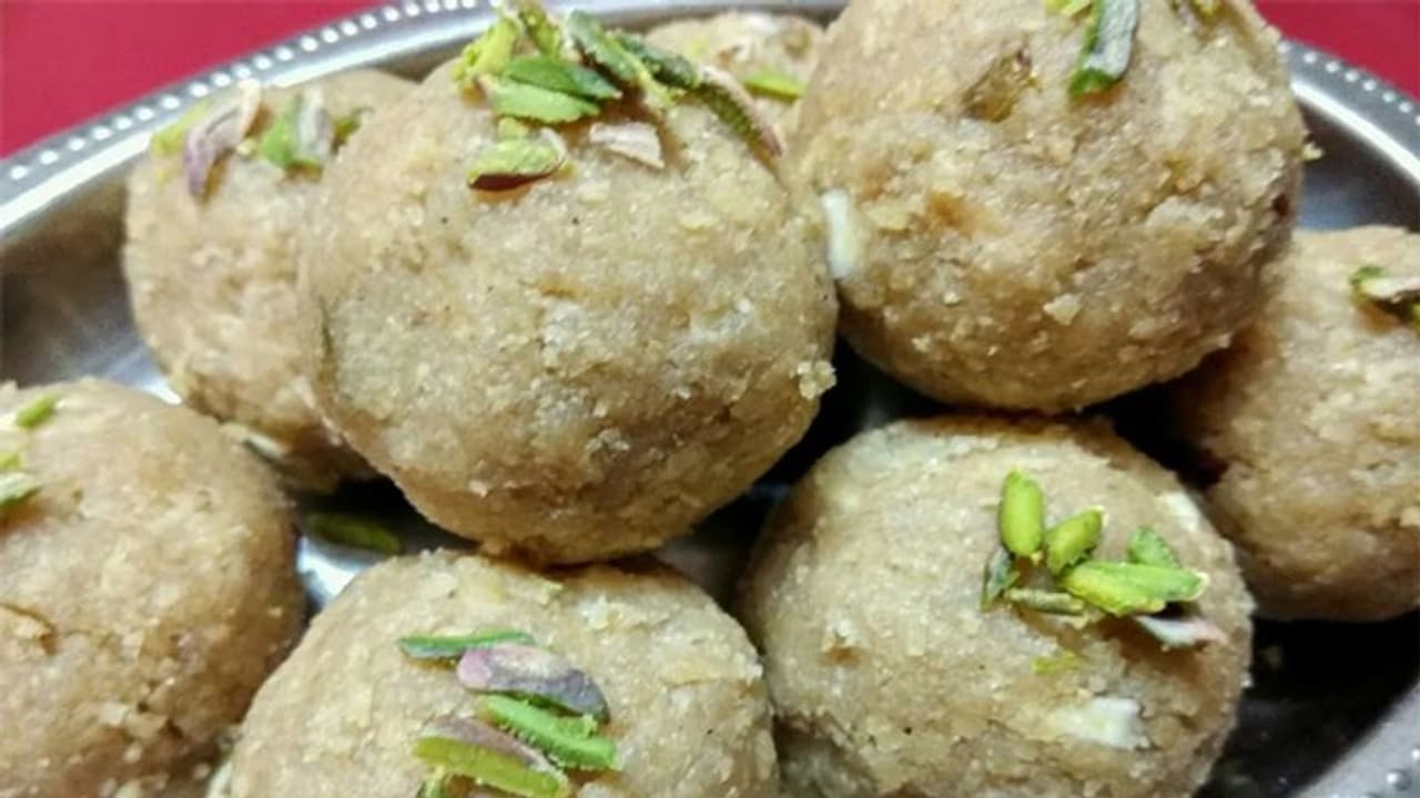 Kitchen Tips: क्या कभी आपने खाएं है पूरी के लड्डू? ठंड में गजब की फायदा करती है ये डिश Kitchen Tips: क्या कभी आपने खाएं है पूरी के लड्डू? ठंड में गजब की फायदा करती है ये डिश