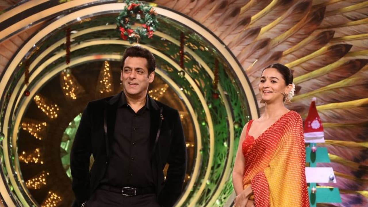 Happy Birthday Salman Khan: দেখা যাচ্ছে সলমনের 'ক্লিভেজ', সেলিব্রেশনে শার্টের বোতাম আটকালেন আলিয়া Happy Birthday Salman Khan: দেখা যাচ্ছে সলমনের 'ক্লিভেজ', সেলিব্রেশনে শার্টের বোতাম আটকালেন আলিয়া