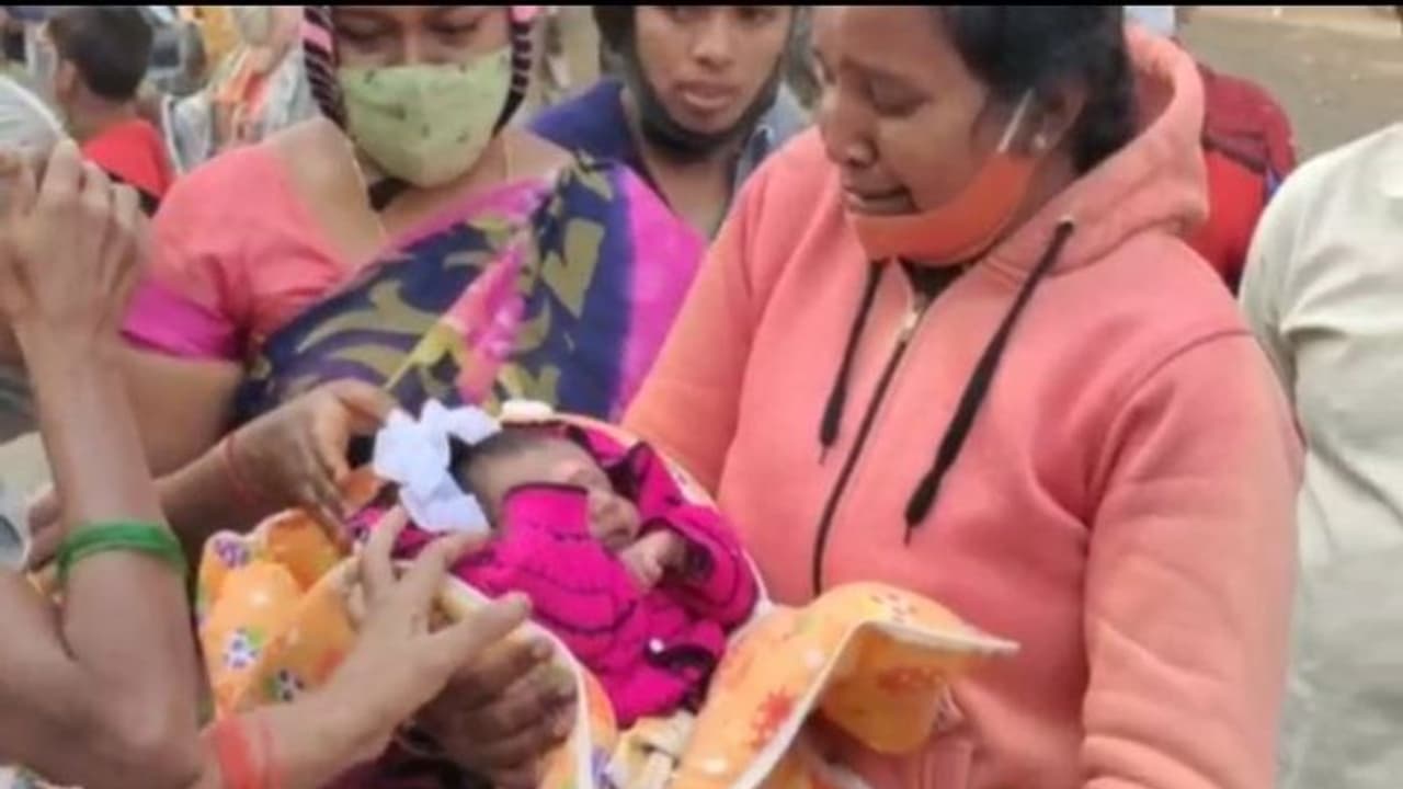 Peddapalli:పండంటి బిడ్డకు జన్మనిచ్చి... హాస్పిటల్ బాత్రూంలోనే బాలింత ఆత్మహత్య (Video)