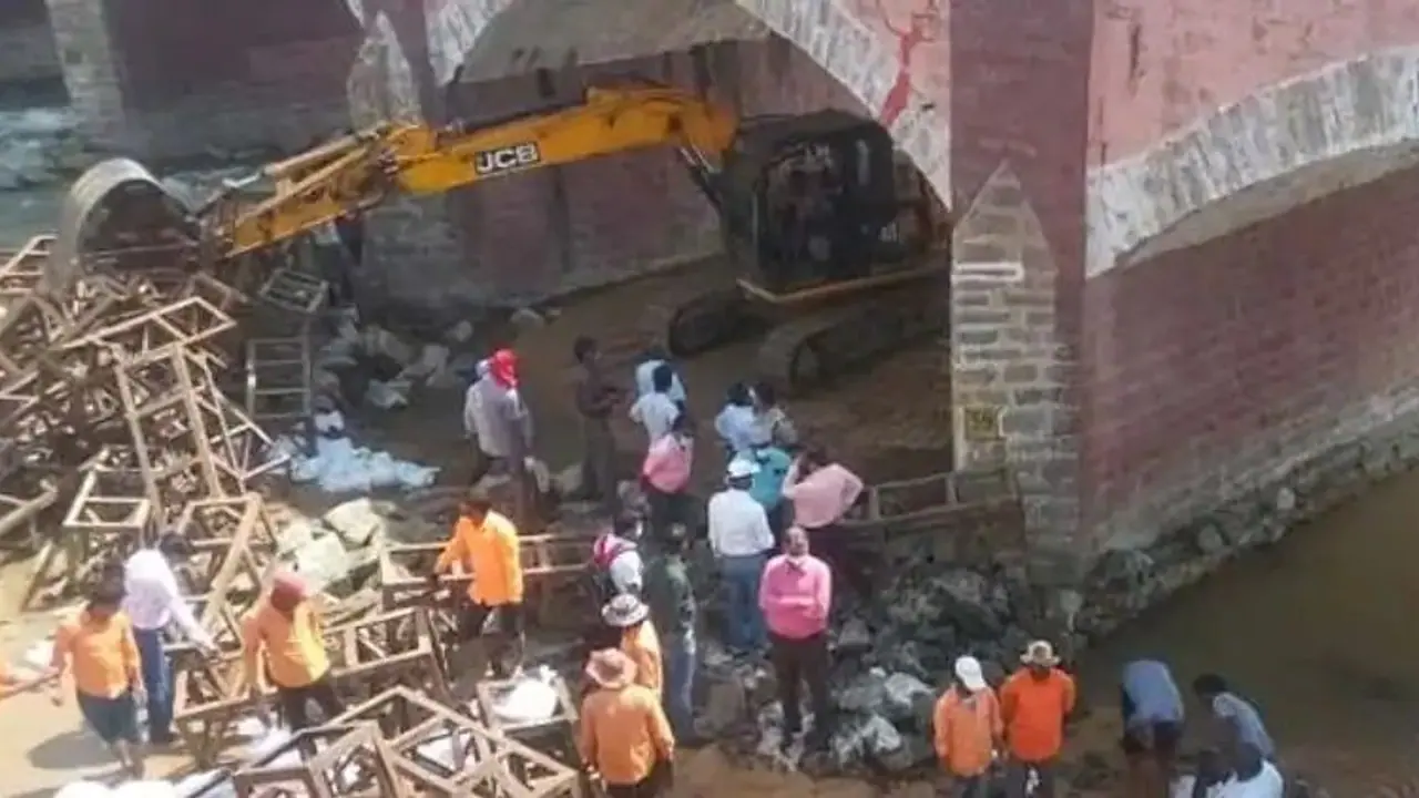 பொன்னை ஆற்று பாலம் விரிசல்..தொடரும் சீரமைப்பு பணி.. புதிதாக மேலும் 2 தூண்களில் விரிசல்..? பொன்னை ஆற்று பாலம் விரிசல்..தொடரும் சீரமைப்பு பணி.. புதிதாக மேலும் 2 தூண்களில் விரிசல்..?