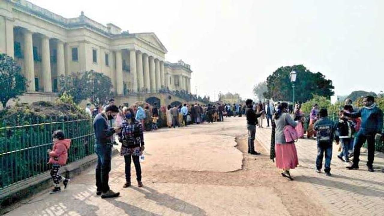 মন্দা কাটিয়ে শীতের আমেজে ঘুরে দাঁড়াচ্ছে মুর্শিদাবাদ, পর্যটকদের ভিড়ে জমজমাট নবাব নগরী মন্দা কাটিয়ে শীতের আমেজে ঘুরে দাঁড়াচ্ছে মুর্শিদাবাদ, পর্যটকদের ভিড়ে জমজমাট নবাব নগরী