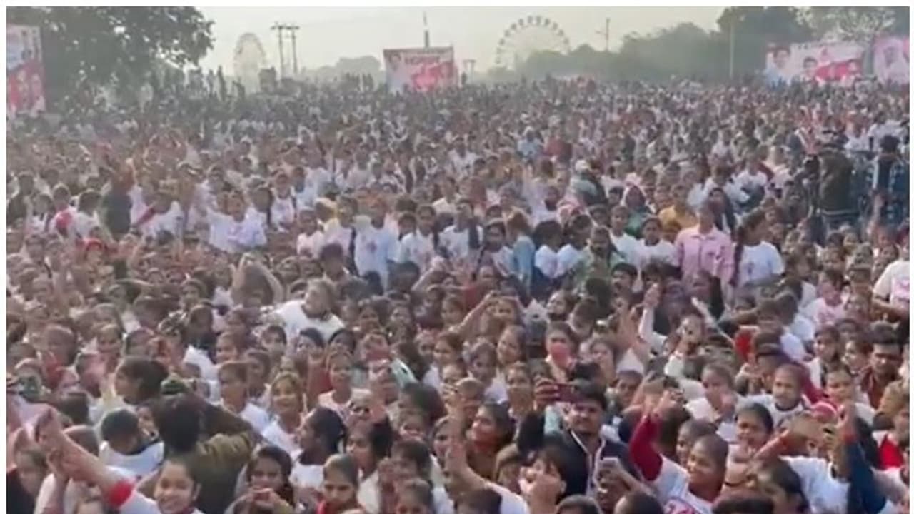 ‘ఆడపిల్లను.. పోరాడగలను’.. ప్రియాంక గాంధీ పిలుపుతో మారథాన్ కోసం కదిలిన యూపీ మహిళలు ‘ఆడపిల్లను.. పోరాడగలను’.. ప్రియాంక గాంధీ పిలుపుతో మారథాన్ కోసం కదిలిన యూపీ మహిళలు