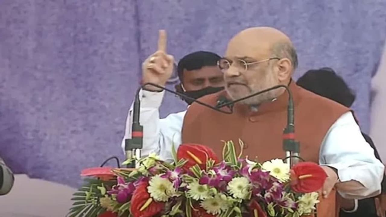 चुनावी बिगुल फूंकने कासगंज पहुंचे अमित शाह, बोले 'पांच साल में गुंडों का यूपी से पलायन हो गया' चुनावी बिगुल फूंकने कासगंज पहुंचे अमित शाह, बोले 'पांच साल में गुंडों का यूपी से पलायन हो गया'