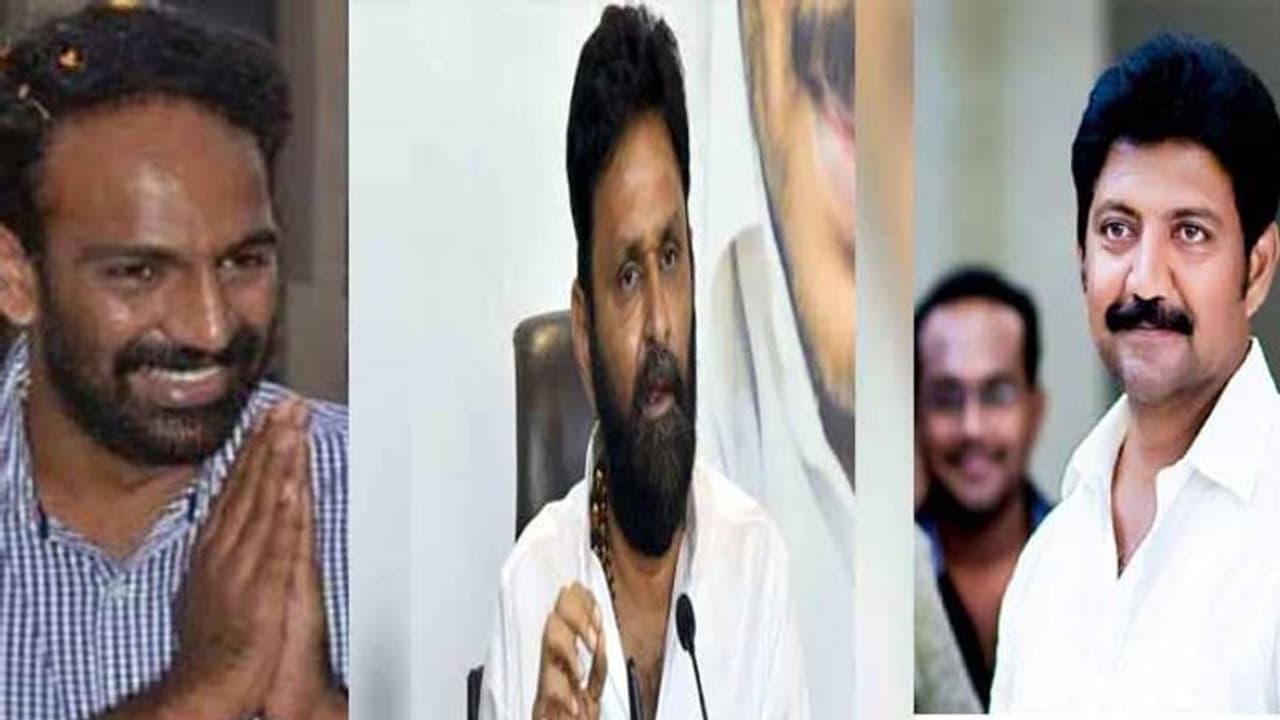 మరోసారి కలిసిన ముగ్గురు మిత్రులు: గుడివాడలో ఒకే వేదికపై కొడాలి నాని, వంశీ, వంగవీటి రాధా మరోసారి కలిసిన ముగ్గురు మిత్రులు: గుడివాడలో ఒకే వేదికపై కొడాలి నాని, వంశీ, వంగవీటి రాధా