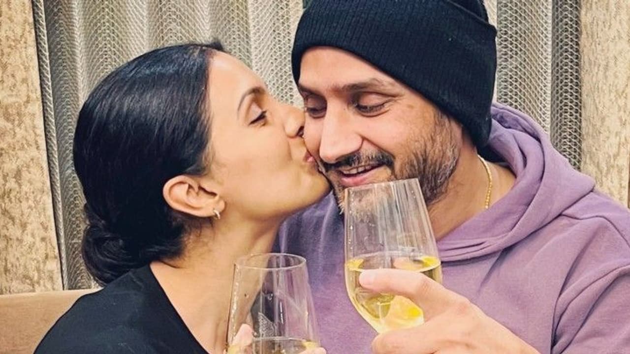 Harbhajan Singh Retirement: হরভজন সিংয়ের অবসরের পর স্বামীর জন্য কলম ধরলেন স্ত্রী গীতা বসরা Harbhajan Singh Retirement: হরভজন সিংয়ের অবসরের পর স্বামীর জন্য কলম ধরলেন স্ত্রী গীতা বসরা