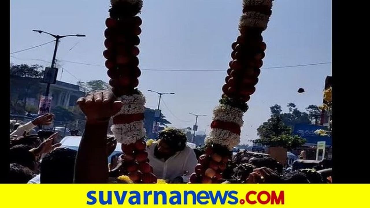 Rider Movie: ರಾಮನಗರಕ್ಕೆ ‘ರೈಡರ್’ ಭೆಟಿ, ನಿಖಿಲ್ಗೆ ಭರ್ಜರಿ ಸ್ವಾಗತ Rider Movie: ರಾಮನಗರಕ್ಕೆ ‘ರೈಡರ್’ ಭೆಟಿ, ನಿಖಿಲ್ಗೆ ಭರ್ಜರಿ ಸ್ವಾಗತ