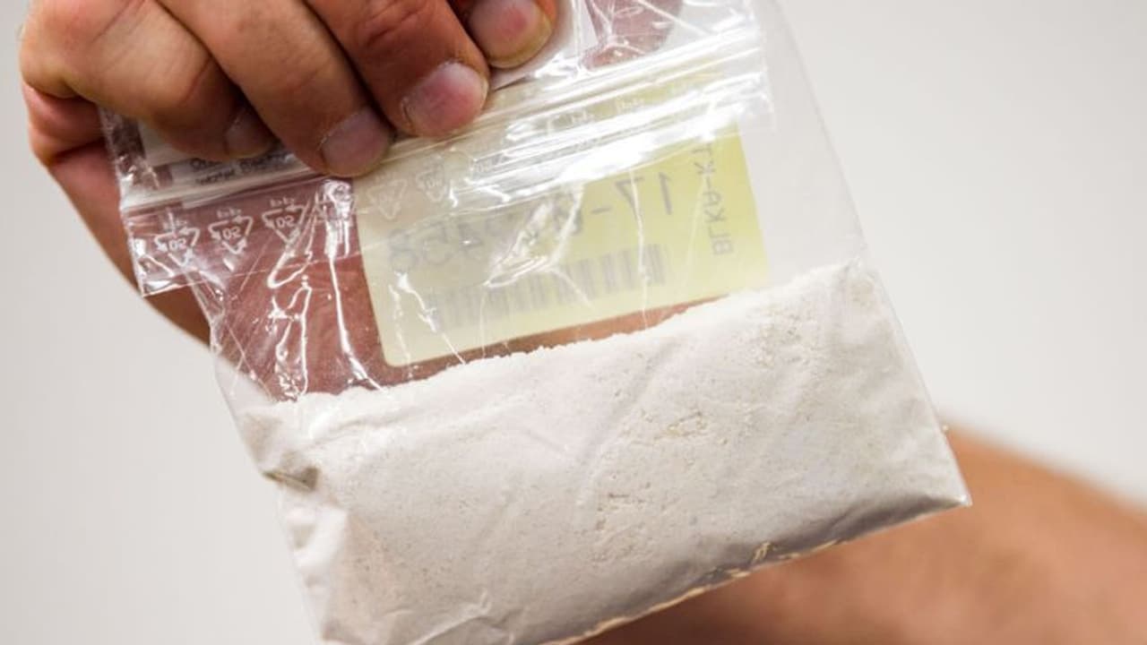 Drugs : ലിംഗത്തിനു ചുറ്റും കെട്ടിവെച്ച ചെറുസഞ്ചികളില് മയക്കുമരുന്ന്, യുവാവിനെ പൊലീസ് പൊക്കി Drugs : ലിംഗത്തിനു ചുറ്റും കെട്ടിവെച്ച ചെറുസഞ്ചികളില് മയക്കുമരുന്ന്, യുവാവിനെ പൊലീസ് പൊക്കി