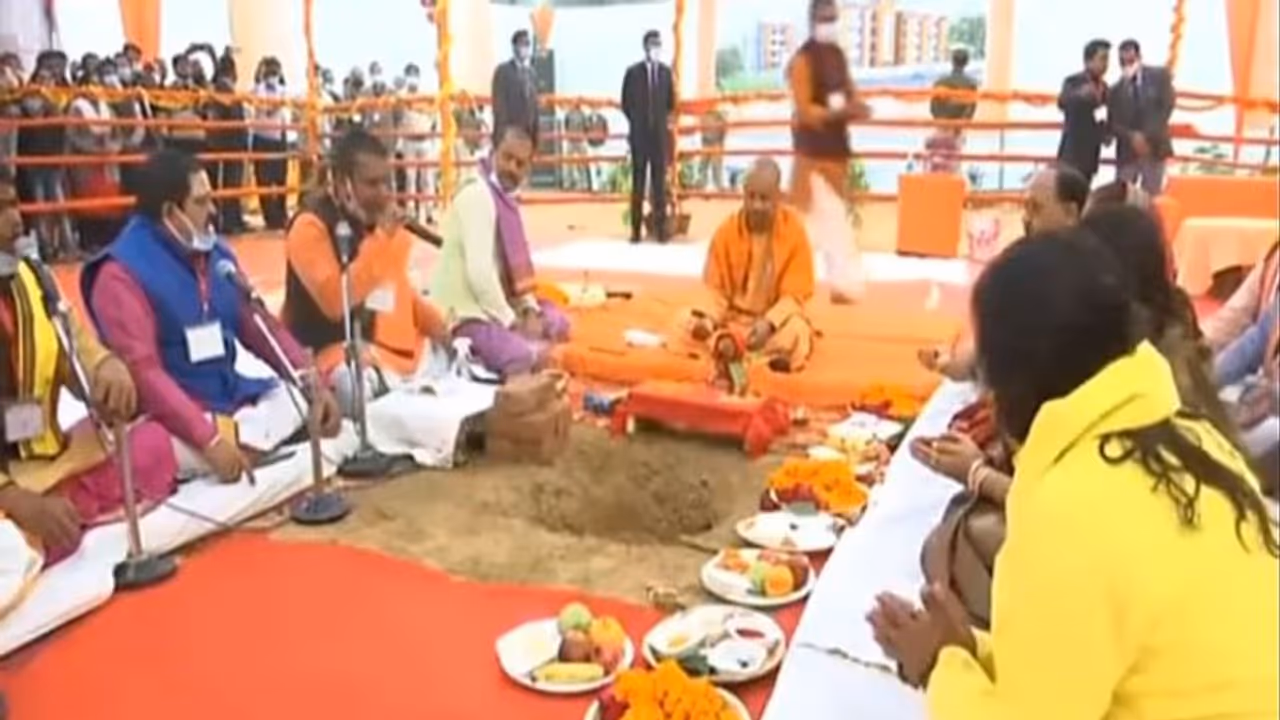 अतीक अहमद की जमीन पर बनेंगे गरीबों के आशियाने, सीएम योगी ने किया भूमि पूजन अतीक अहमद की जमीन पर बनेंगे गरीबों के आशियाने, सीएम योगी ने किया भूमि पूजन