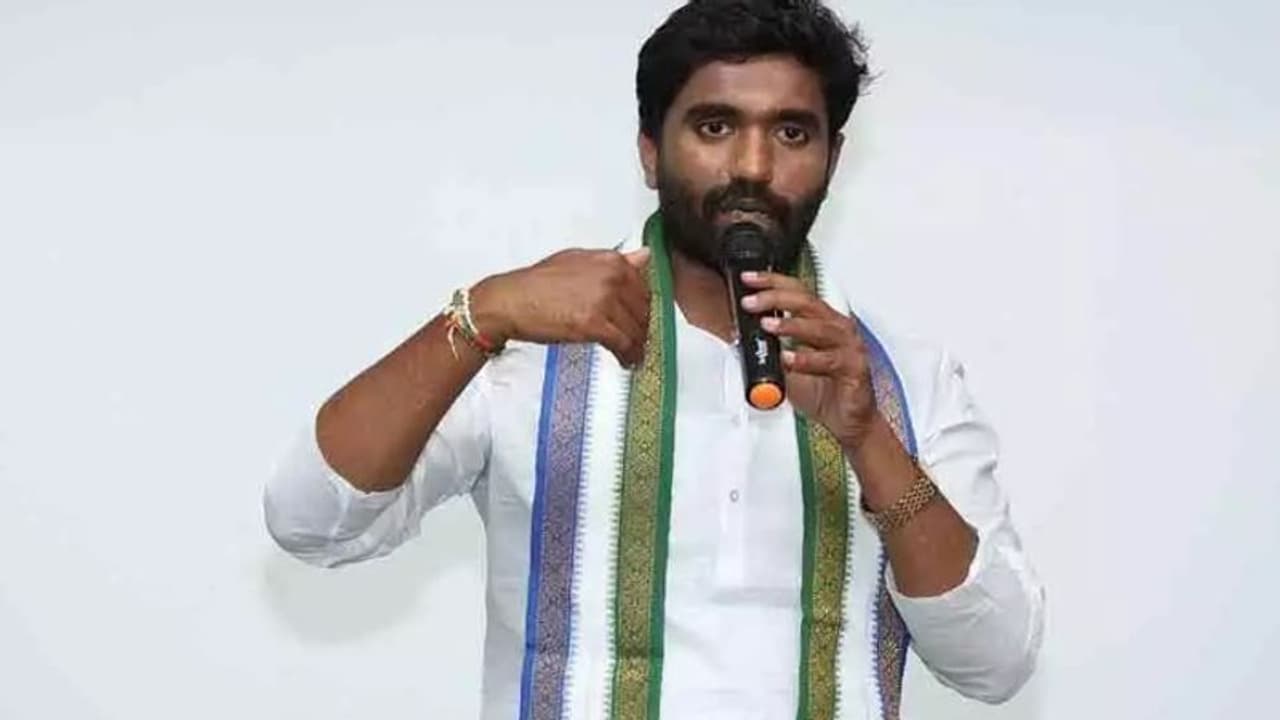 తెలుగు రాష్ట్రాల్లో పాస్పోర్టుల జారీలో ఆలస్యం.. కేంద్ర మంత్రి జైశంకర్కి ఎంపీ భరత్ ఫిర్యాదు తెలుగు రాష్ట్రాల్లో పాస్పోర్టుల జారీలో ఆలస్యం.. కేంద్ర మంత్రి జైశంకర్కి ఎంపీ భరత్ ఫిర్యాదు