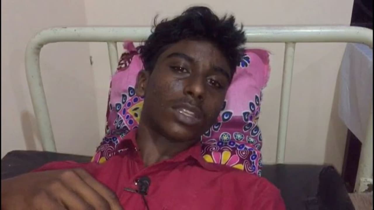 വണ്ടി നിർത്തിയില്ല; 'നടുറോഡിൽ പതിനാറുകാരന്റെ മുണ്ടഴിച്ച് പരിശോധന'; ക്രൂര മർദ്ദനമേറ്റെന്നും പരാതി വണ്ടി നിർത്തിയില്ല; 'നടുറോഡിൽ പതിനാറുകാരന്റെ മുണ്ടഴിച്ച് പരിശോധന'; ക്രൂര മർദ്ദനമേറ്റെന്നും പരാതി